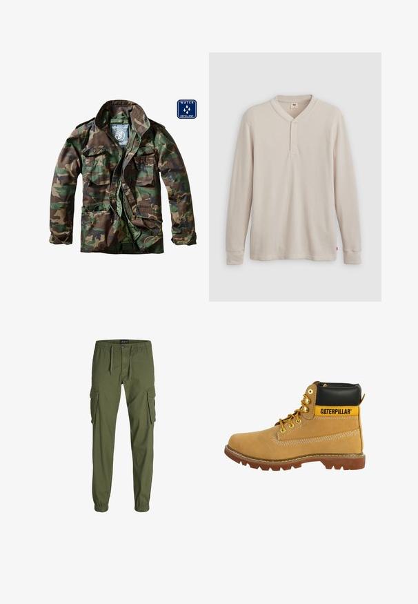 Kamuflagejakke i nuancer af grøn og brun, med lynlås foran, to brystlommer og vandafvisende materiale.; Langærmet henley-skjorte i lys beige ribbet stof, med V-hals, tre-knap placket og manchetter ved ærmerne. Rød logo-tags ved kanten.; Olivengrønne cargo-bukser med elastisk talje, snøre, to store sidelommer og smalle ribkanter. Fremstillet af et holdbart stof.; Brun læderstøvle med en sort krave, gule accenter, guldøjer og en robust sål. Har en sidesøm og kontrasterende syning detaljer.