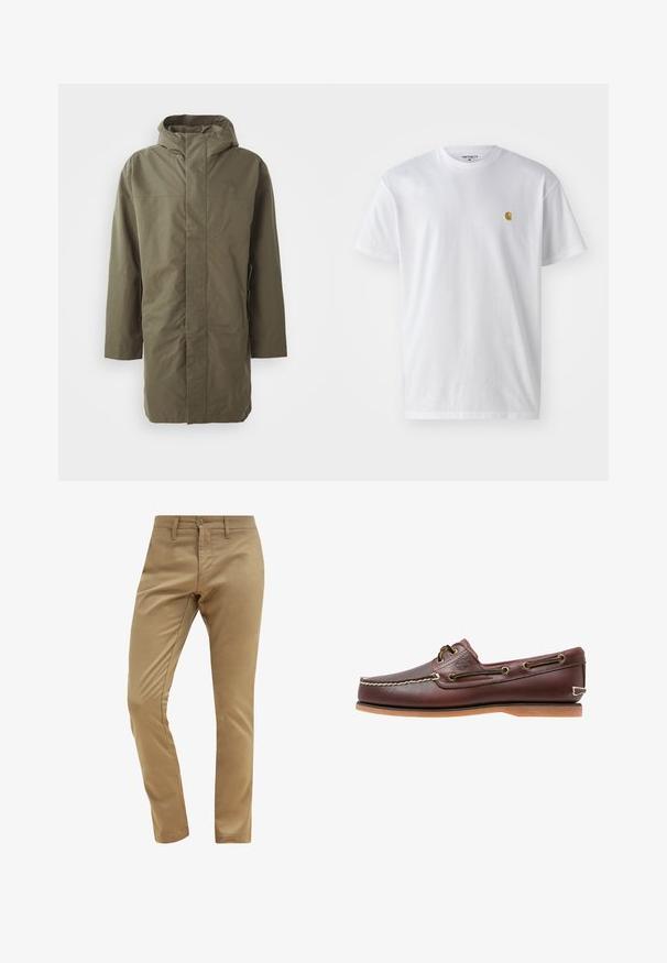 Olivengrøn vandtæt jakke med hætte, lange ærmer, lige snit og skjult frontlukning. Glat tekstur og minimalistisk design.; Hvid bomulds t-shirt med korte ærmer, rund hals og et lille guld logo på venstre brystområde. Blød tekstur og almindelig pasform.; Beige chinos med en glat tekstur, slim fit, knaplukning og bæltestropper, der har et standard design til forlommer.; Brun læder bådsko med hvide sømme, snøre detaljer og lysbrun gummisål, vist fra siden på hvid baggrund.