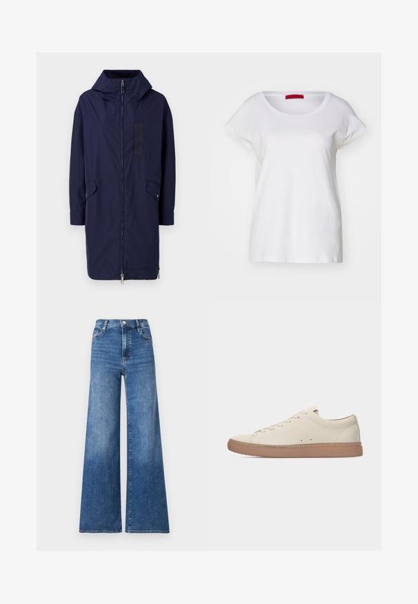Donkerblauwe regenjas met een capuchon, volledige rits, zijzakken en een rechthoekig klittenbandlabel aan de voorkant. Gemaakt van glad, waterafstotend materiaal.; MAX&Co. MALDIVE - T-shirt basic - weiss; Blauwe denim jeans met wijde pijpen en een hoge taille, met een knoopsluiting, voorkruiken en subtiele vervaging voor textuur.; Beige leren lage sneaker met bruine rubberen zool, veters aan de voorkant en minimale stiksel details, zijaanzicht op een witte achtergrond.