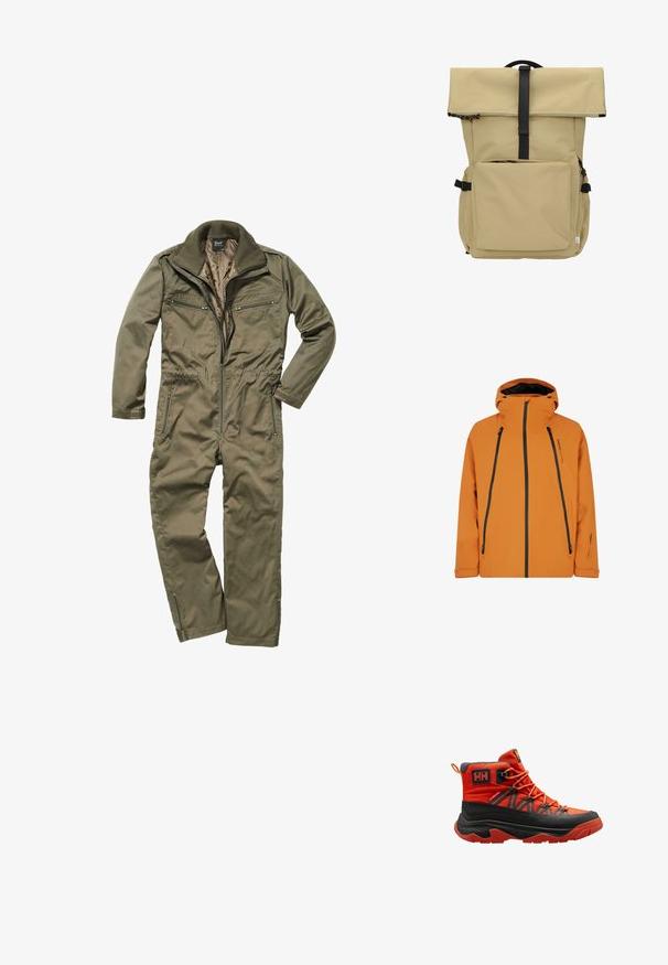 Oranje waterdichte jas met capuchon, voorzien van zwarte ritsen, twee voorzakken en verstelbare trekkoorden op de capuchon en de zoom.; Olijfgroene jumpsuit gemaakt van duurzaam weefsel, met een ritssluiting aan de voorkant, geribde kraag en meerdere met rits afsluitbare zakken op de borst en zijkanten.; Waterdichte wandelschoenen in fel oranje en zwart, voorzien van een hoge schacht, grijze accenten en een geribbelde rubberen zool voor grip.; Beige rugzak met roll-top sluiting, voorvak met rits, zwarte riemsluiting, zijgespen en bovenhandvat.