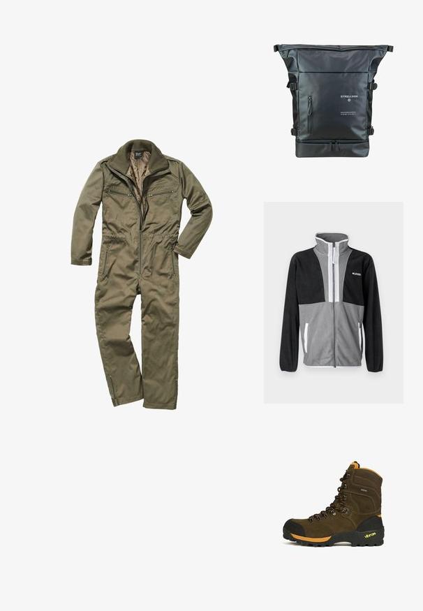 Fleecejacke mit hohem Kragen, grau und schwarzen Farbblöcken, Frontreißverschluss und weißen Akzenten an den Taschen und dem Reißverschluss.; Olivgrüner Overall aus strapazierfähigem Material, mit Reißverschluss vorne, geripptem Kragen und mehreren mit Reißverschluss versehenen Taschen auf der Brust und an den Seiten.; Brauner hoher Wanderschuh mit schwarzer Zehenkappe, orangen Akzenten, robuster Vibram-Sohle und schwarz-orangen Schnürsenkeln.; Schwarzer Roll-Top-Rucksack aus wasserdichtem Material. Verfügt über verstellbare Träger, eine vordere Reißverschlusstasche und bedruckte Markendetails.