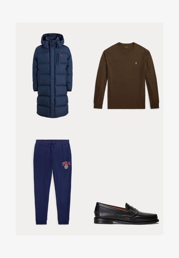 Marineblauwe lange gewatteerde winterjas met capuchon, rits aan de voorkant, borstzak en een klein rood logo op het linker borstgebied.; Bruine longsleeve T-shirt gemaakt van katoen. Heeft een ronde halslijn en een klein gouden logo op de linkerborst. Gladde textuur.; Marineblauwe joggingbroek met trekkoord in de taille en rood "POLO" logo en embleem op de bovenste linker dij.; Zwarte leren loafer met lage hak en penny-strap detail, van opzij getoond op een lichtgrijze achtergrond.