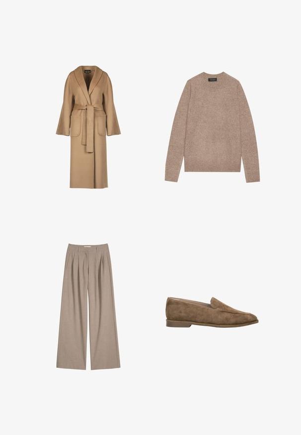 Beige, lange wollen jas met een ceintuur in de taille, wijde mouwen, grote zakken en een sjawlboord. Gladde textuur met een eenvoudig ontwerp.; Lichtbruine trui met een ronde hals, gemaakt van zacht materiaal, met ribgebreide manchetten en zoom. Eenvoudig ontwerp met een gestructureerde uitstraling.; Beige wijde broek met plooien, lussen voor een riem en zijzakken, gemaakt van lichtgewicht stof.; Bruine suède instapsloffen met lage hak en afgeronde neus, zijaanzicht tegen een witte achtergrond.