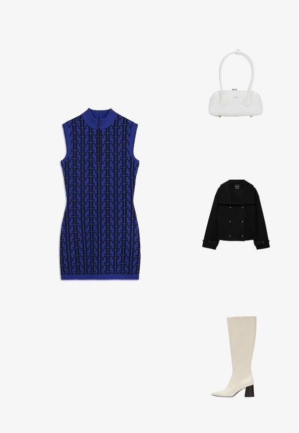 Schwarze, zweireihige, kurz geschnittene Jacke aus Wolle mit großen Revers, zwei Eingrifftaschen vorne und Knopfdetails an den Ärmeln.; Ärmelloses blaues Strickkleid mit schwarzem geometrischem Muster und vorderem Reißverschluss, mit einem gerippten hohen Kragen und Armausschnitten.; Kniehoher Stiefel aus cremefarbenem Leder mit spitzer Schuhspitze und dunklem Blockabsatz auf weißem Hintergrund.; Weiße Handtasche aus Lackleder mit doppelten, abgerundeten Griffen, silberfarbigem Reißverschluss und dezentem "estro"-Logo auf der Vorderseite.