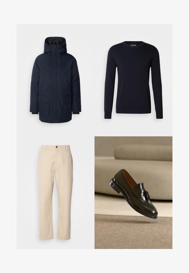 Marineblaue Parkajacke mit hohem Kragen, verstellbarem Kapuzen, zwei Fronttaschen mit Klappe und gerippten Bündchen. Hergestellt aus strukturiertem, wasserabweisendem Stoff.; Dunkelblauer Baumwollpullover mit langen Ärmeln, Rundhalsausschnitt und gerippten Bündchen. Mit einem kleinen Logo, das auf der Brust gestickt ist.; Beige Baumwollhosen mit geraden Beinen, einem Knopfverschluss vorne, Seitentaschen und einer glatten Textur. Minimalistisches Design, ohne sichtbare Muster.; Schwarzer Ledertasselloafer, der über einem beigen Teppich schwebt, im Hintergrund ein beiges Sofa.