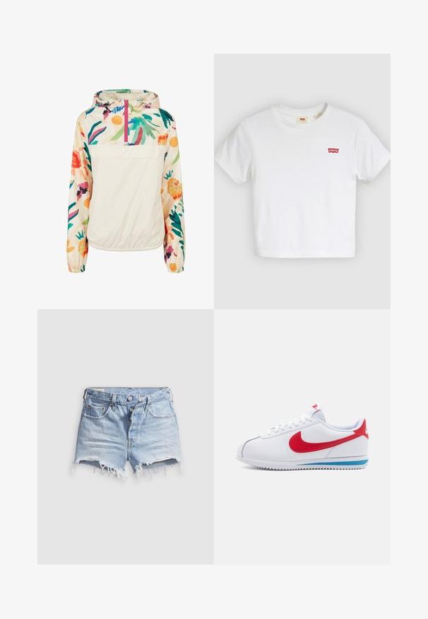 Lichtgewicht anorakjack met een crèmekleurig lijf en levendige bloemmotieven in groen, roze en geel. Heeft een voorzak en verstelbare capuchon.; Witte T-shirt met korte mouwen en ronde hals met klein rood Levi's-logo op de linkerborst.; Lichtblauwe denim short met afgeknipte pijpen en rafelige zoom, vijf zakken en een knoopsluiting. De stof is zacht en heeft een licht versleten uitstraling.; Witte sneaker met een rode swoosh, blauwe accenten op de zool en witte veters. Gefesteerde bovenkant met gestikte details. Klassiek ontwerp.