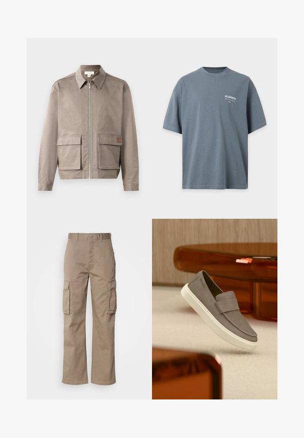 Hellbeige Jacke mit Reißverschluss vorne, spitzem Kragen und zwei vorderen Klappentaschen. Das Material hat eine glatte, leicht strukturierte Oberfläche.; Kurzärmeliges T-Shirt in Schiefergrau mit Rundhalsausschnitt und kleinem weißen AllSaints-Logo sowie Schriftzug auf der linken Brust.; Beige Cargo-Hosen aus Baumwolle mit einer lockeren Passform, zwei Seitentaschen und einem Knopfverschluss am Bund.; Grauer Slip-On-Schuh aus Wildleder mit weißer Sohle, der über einem beigen Teppich schwebt, im Hintergrund durchscheinende orangefarbene Möbel.