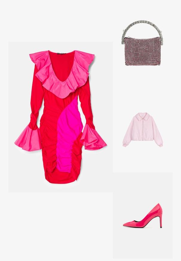 Chaqueta corta de color rosa claro con cuello y cierre de cremallera. Presenta puños y dobladillo elásticos, textura suave similar a la satén y sin patrones.; Ahluwalia ROSIE RUFFLE DRESS - Vestido ligero - red/pink; Zapato de tacón alto de charol rosa brillante con punta afilada y silueta elegante, que cuenta con un delgado tacón de aguja y un interior negro.; Pequeño bolso de mano incrustado con pedrería rosa y una asa curva hecha de grandes gemas transparentes.