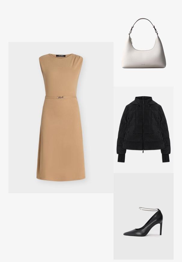 Zwarte gewatteerde jas met capuchon, ritssluiting aan de voorkant, verstelbare trekkoorden en duimsluitingen op lange mouwen.; Mouwloze beige knielange jurk met een smalle riem met een klein metalen detail in de taille en een ronde halslijn.; Zwarte leren hoge hak pump met een spitse neus, voorzien van een dunne zilveren ketting enkelband en een strakke, gladde textuur.; Romige Calvin Klein leren schoudertas met gebogen bovenrand, zilveren rits en donkerbruine verstelbare riem.