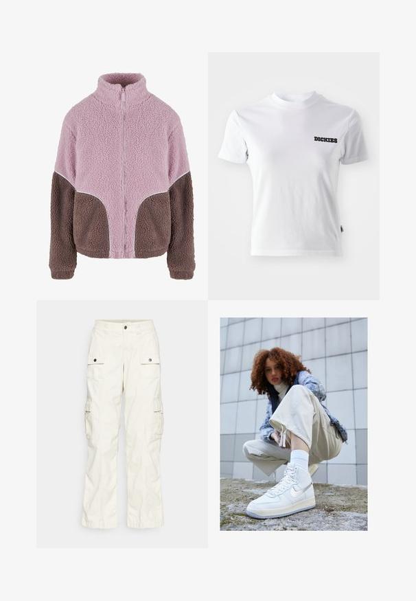 Karl Kani Fleecejacke - rose taupe; Weißes kurzärmeliges T-Shirt aus Baumwolle mit Rundhalsausschnitt und schwarzem "DICKIES"-Logo auf der linken Brustseite. Glatte Textur und taillierte Passform.; Cargo-Hose aus hellbeigem Baumwollstoff mit zwei großen Seitentaschen, Knopfverschluss und einer lockeren Passform mit geradem Schnitt.; Weiße Nike Air Force 1 Sneaker aus strukturiertem Leder mit silbernen Akzenten und einer dicken Sohle. Getragen mit einer weißen Socke und hellbeigen Hosen.