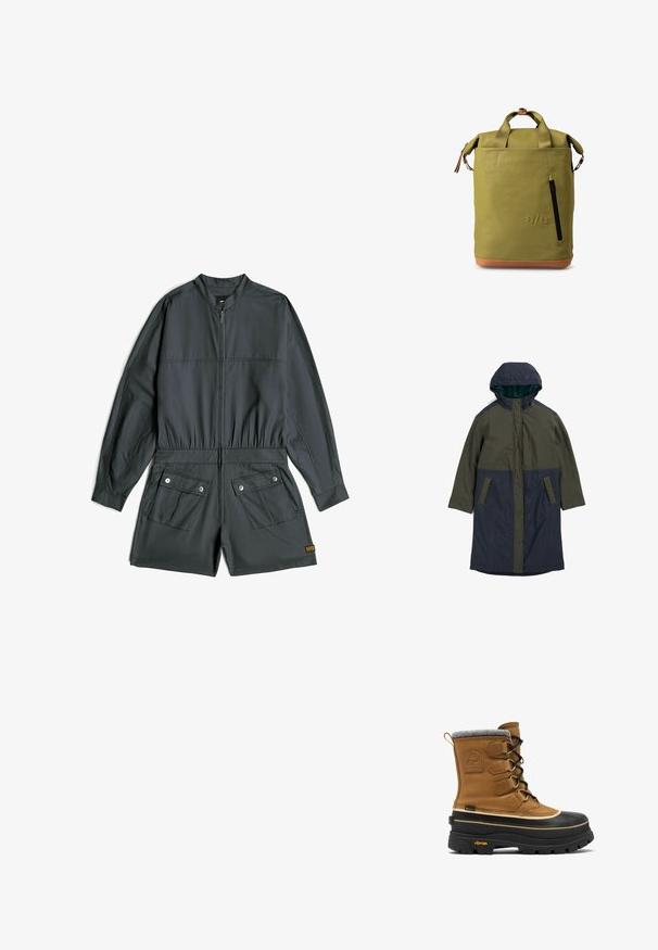 Langer, kapuzen föhn in Dunkelgrün und Marineblau, aus glattem Stoff gefertigt. Verfügt über Druckknöpfe und zwei Vordertaschen. Minimalistisches Design.; Dunkelgrauer kurzärmeliger Overall mit Frontreißverschluss, elastischem Bund und zwei mit Knöpfen versehenen Klappentaschen vorne an den Shorts.; Hellbrauner Lederstiefel mit grauem Filzkragen, schwarzer Gummisohle, sichtbarer Schnürung und Vibram-Logo an der Ferse. Ausgestattet mit wasserdichten Materialien.; Grüner wasserdichter Rucksack mit Rolltop-Design, ausgestattet mit einer Front-Reißverschlusstasche, braunen Lederelementen und stabilen Stoffriemen.