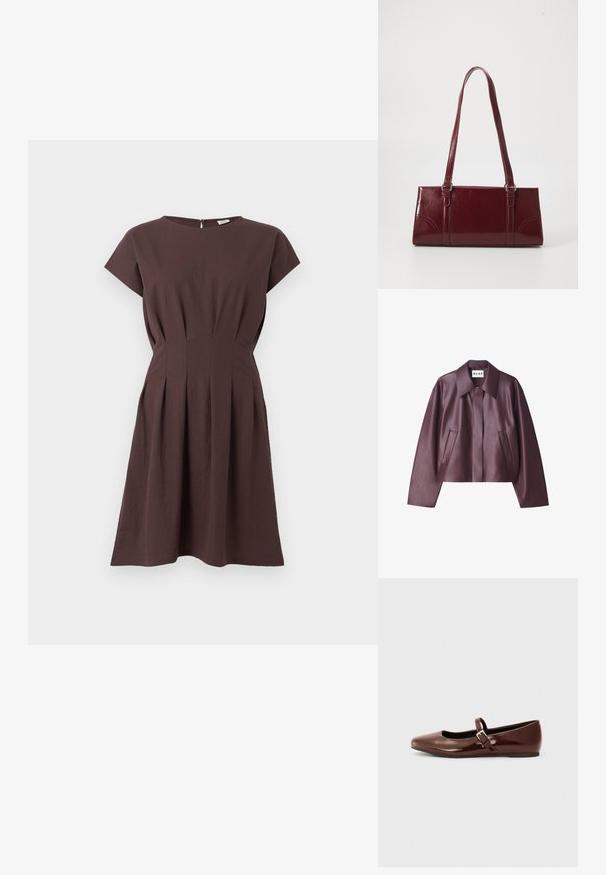 NA-KD Kunstlederjacke - burgundy; Dunkelbraunes knielanges Kleid mit kurzen Ärmeln, tailliert, mit Falten und rundem Ausschnitt vor einfarbigem Hintergrund.; Braune Lackleder-Ballerinas mit quadratischer Zehenform und Riemen mit einer kleinen goldenen Schnalle. Glatte Textur, niedriger Absatz und minimalistisches Design.; Burgunderfarbene Handtasche aus glänzendem Material, rechteckige Form, mit zwei Schulterriemen und subtilen, geschwungenen Akzenten an der Vorderseite.