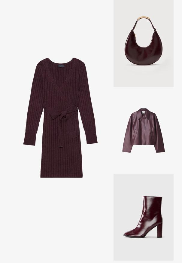 NA-KD Keinonahkatakki - burgundy; Bordeaux-punainen ribattu neulewrap-mekko, jossa on pitkät hihat, V-pääntie ja yhdistehihna vyötäröllä. Pehmeä rakenne, jossa on pystysuora kuvio.; Kiiltävä tummanpunainen nahkasaapas, joka ulottuu pohkeeseen, teräväkärkinen ja leveällä korkokengällä neutraalilla taustalla.; Tummanruskea puolikuun muotoinen nahkalaukku, jossa on lyhyt kahva ja kultavärinen metallikoriste sekä sivuvetoketju.