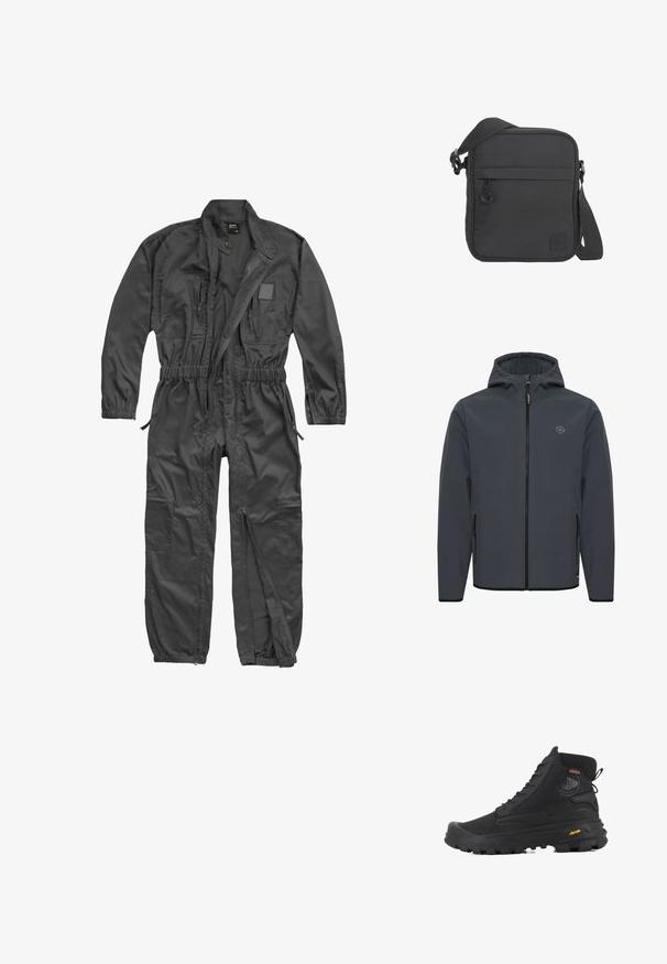 Hooded jack in donkergrijs, gemaakt van glad, weersbestendig materiaal. Voorzien van een voorrits, zijvakjes en een minimalistische logo-accent.; Zwarte overall met lange mouwen, ritssluiting aan de voorkant, elastische taille en manchetten, meerdere ritszakken en een opstaande kraag met drukknop.; Zwarte hoge laarzen met een gestructureerd oppervlak, voorzien van een waterdicht ontwerp, vetersysteem en een opvallende rubberen zool met Vibram-merktekens.; Zwarte vierkante crossbodytas met verstelbare schouderband, voorvak met ritssluiting en klein genaaid logopatchje in de rechterbenedenhoek.