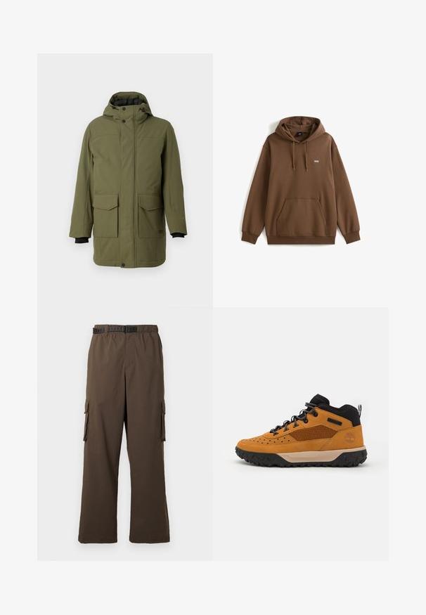 Olijfgroene parka met een capuchon, voorzien van twee voorzakken, een rechte snit en zwarte elastische manchetten. Gemaakt van gestructureerde, duurzame stof.; Bruine capuchontrui van een katoenmix. Heeft een voorzak in kangoeroestijl, ribgebreide manchetten en een klein Vans-logo op de borst.; Bruine cargobroek met een losse pasvorm, elastische tailleband en twee zijzakken. Voorzien van een zwarte riem met patroon, gladde textuur.; Bruine leren wandelschoen met zwarte mesh accenten, een gestructureerde rubberen zool en een verstevigde neus voor duurzaamheid. Voorzien van metalen veterogen en een logo.