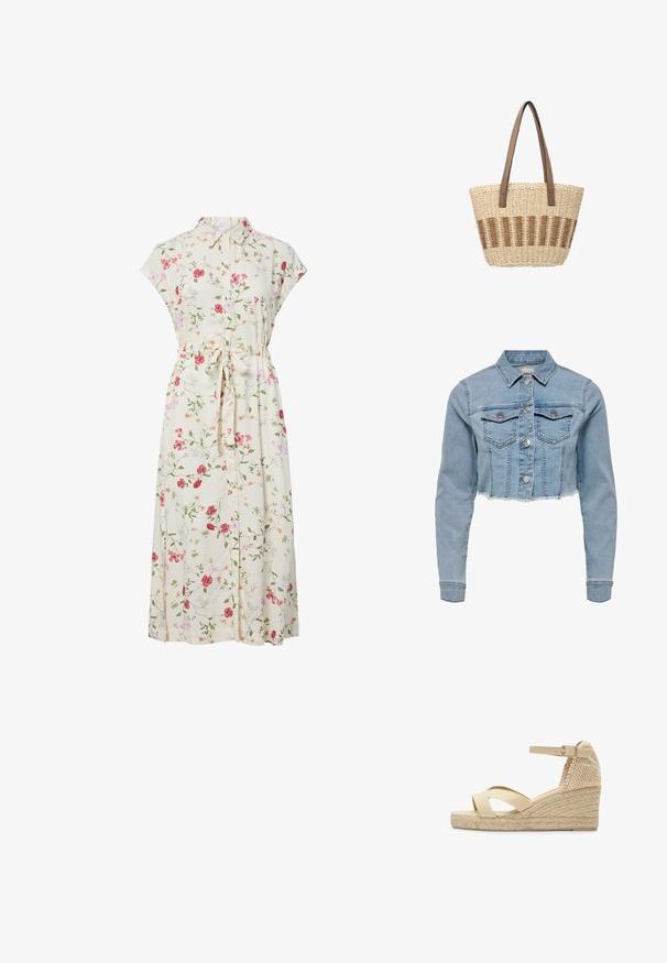 Kort denim jack in lichtblauw. Beschikt over een klassieke kraag, knopenlijst aan de voorkant, twee borstzakken en een rafelige zoom. Gemaakt van zachte katoen.; Crèmekleurige midi-jurk met knopen, korte mouwen, rood en roze bloemenprint, kraag en een strikceintuur in de taille.; Beige sleehak sandaal met enkelriem, gekruiste voorbanden en een gevlochten espadrille stijl plateauzool.; Gevlochten strooien tas met verticale bruine strepen en twee bruine leren schouderriemen, rechthoekige bodem en open bovenkant.
