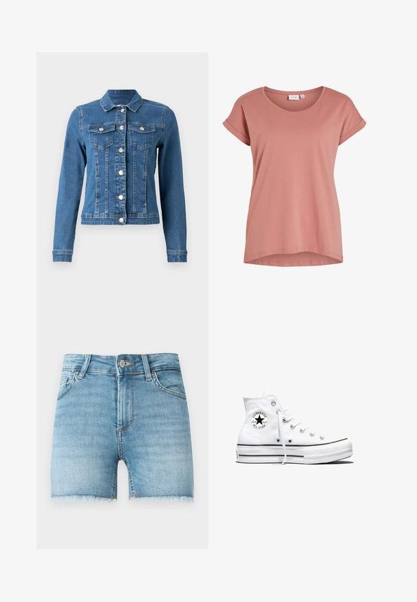 Denimjakke i lys blå farve, knaplukning foran, to brystlommer og lange ærmer med tætsiddende manchetter. Slidt tekstur i visse områder.; Lyserød kortærmet dame T-shirt med rund halsudskæring og opsmøgede ærmekanter, ensfarvet design og let buet kant.; Lette blå denimshorts med rå kant, fem lommer og lukning med knap foran. Har let falmede områder og en klassisk snit.; Hvid højtop Converse Chuck Taylor All Star-sneaker med sort logo-patch og hvide snørebånd, vist på hvid baggrund.