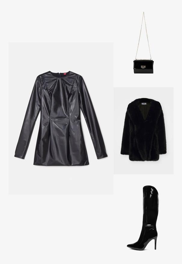 Zwarte nepbontjas met een diepe V-halslijn, zachte textuur, losse pasvorm en ruime mouwen. Van binnen is de jas gevoerd met een effen donkere kleur.; 032c TRAPEZE TOO TIGHT MINI DRESS - Cocktailjurk - black luster; Kniehoge, patenten zwarte stiletto laars met een puntige neus. De gladde textuur en het hoge ontwerp creëren een slanke, aansluitende silhouet.; Zwarte gepatineerde leren handtas met een gouden schouderband, rechthoekige vorm, voorzien van een flapsluiting aan de voorkant en een metallic logo accent.