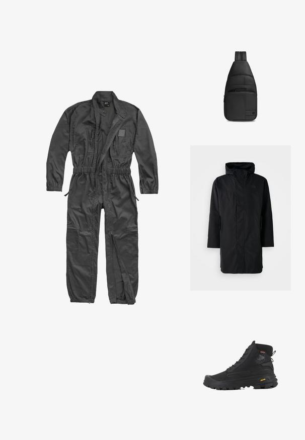 Parka negra impermeable con cuello alto y capucha ajustable. Cuenta con un cierre frontal, mangas largas y dos bolsillos laterales. Diseño minimalista.; Mono negro de manga larga con cremallera frontal, cintura y puños elásticos, múltiples bolsillos con cremallera y cuello mao con botón a presión.; Botas altas negras con superficie texturizada, que cuentan con un diseño impermeable, sistema de cordones y una suela de goma prominente con la marca Vibram.; Mochila bandolera de cuero negro con una correa acolchada, bolsillo delantero con cremallera y pequeño logotipo en la esquina inferior derecha.