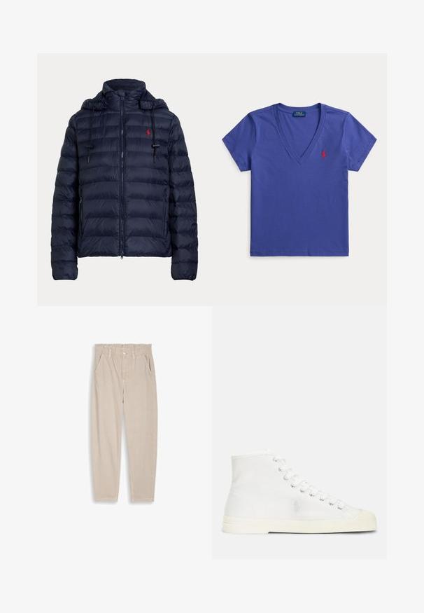 Marineblaue gesteppte Steppjacke mit Kapuze, Frontreißverschluss, Seitentaschen und rotem Sticklogo auf der linken Brust.; Kurzärmliges blaues V-Ausschnitt T-Shirt mit kleinem roten gesticktem Logo auf der linken Brust und Polo Ralph Lauren Etikett im Krageninneren.; Beige gerade geschnittene Hose mit elastischem Bund, Gürtelschlaufen, Knopfverschluss und Vordertaschen, dargestellt vor einfarbigem Hintergrund.; Polo Ralph Lauren CANVAS HIGH-TOP SNEAKER - Sneaker high - deckwash white