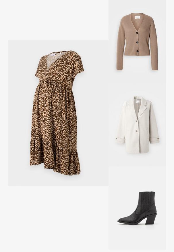 Lys grå uldfrakke med overdimensionerede klapkraver, to knapper, opbrettede manchetter og sidelommer. Blød tekstur, afslappet pasform og minimalistisk design.; Beige ribben cardigan med lange ærmer, V-hals og tre sorte knapper foran. Blød tekstur og kort design.; Graviditetskjole med leopardprint i brun og beige, korte ærmer, v-hals, samlede talje og en flagrende kant med flæse.; Sorte ankelstøvler lavet af struktureret læder, med spidse tæer og en kraftig, skrånende hæl. Elastiske sidepaneler for nem påtagning.