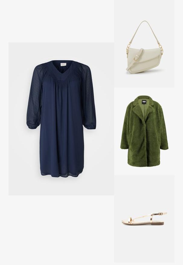 Olivinvihreä fleece-takki, jossa on lovettu kaulus, avoin etuosa ja kaksi sivutaskua. Pehmeä, teksturoidun pinnan tarjoava materiaali tuo lämpöä ja mukavuutta.; Tummansiniseen mekkoon kuuluu V-pääntie, pitkät läpinäkyvät hihat ja rypytyksiä vartalolla. Teksturoitu kangas, jossa on pilkullinen kuvio.; Littee kullanvärinen metallinen sandaali ohuilla remmeillä, nilkkakiinnityksellä ja avoimella varvassuunnittelulla yksinkertaisella vaalealla taustalla.; Pieni kerma beige käsilaukku, jossa on teksturoitu pinta, pitkä säädettävä olkahihna, ketjua korostava yksityiskohta ja läppälukko. Kultaista metalliosaa.
