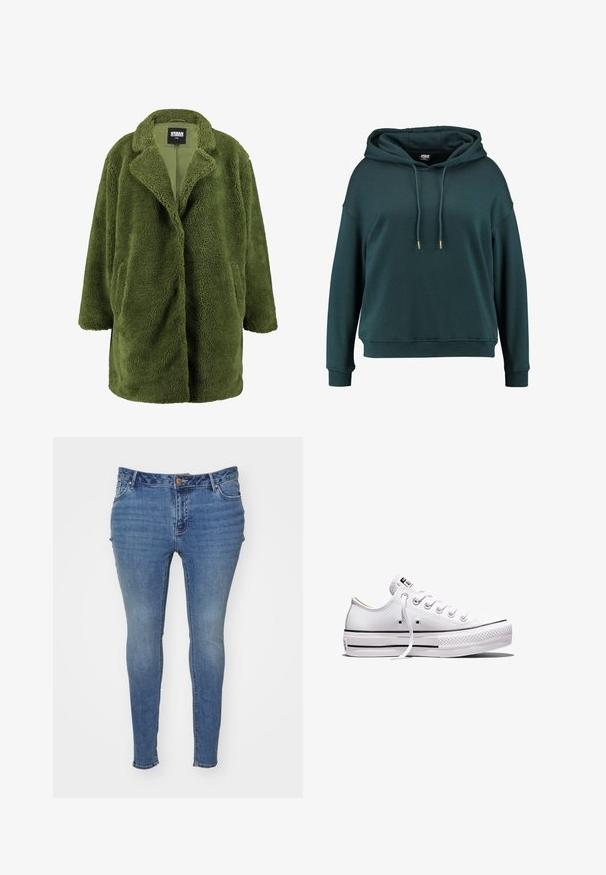 Olijfgroen fleecejack met een notch-kraag, open voorkant en twee zijzakken. Zachte, gestructureerde buitenkant biedt warmte en comfort.; Donkergroene hoodie van zacht materiaal, met een voorste kangoeroezak, verstelbare trekkoordjes en ribgebreide manchetten en zoom.; Dunne blauwe spijkerbroek van denim met een vervaagde afwerking. Beschikt over een vijf-pocket ontwerp en een knoopsluiting bij de taille.; Wit lage canvas sneaker met witte veters, rubberen zool, zwarte streepdetails en logopatch op de tong en hiel.