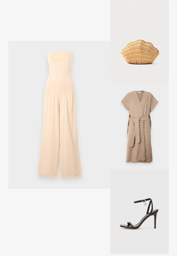 Robe portefeuille beige mi-genou avec bords festonnés, manches courtes et ceinture assortie à bords festonnés nouée à la taille.; Combinaison beige bustier avec corsage ajusté et pantalons larges, froncée à la taille, présentée sur un fond gris clair.; Sandale à talon haut noire avec une bride étroite à la cheville, bout carré, cuir lisse et accent de boucle métallique.; Sac à main en rotin tissé en forme de coquille Saint-Jacques de couleur brun clair naturel avec des bords arrondis et texturés.