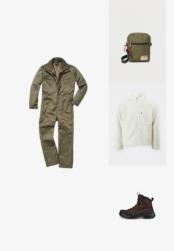 The North Face EXTREME JACKET - Fleecejas - white dune; Olijfgroene jumpsuit gemaakt van duurzaam weefsel, met een ritssluiting aan de voorkant, geribde kraag en meerdere met rits afsluitbare zakken op de borst en zijkanten.; Bruine wandelschoen met een textuurleder bovenwerk, zwart rubberen neuskap, versterkte ogen en een robuuste buitenzool voor grip.; Compact olijfgroene crossbodytas met zwarte band, voorvak met ritssluiting en rode trekkoordjes, en een "montagne"-patch met zonsondergangstrepen.