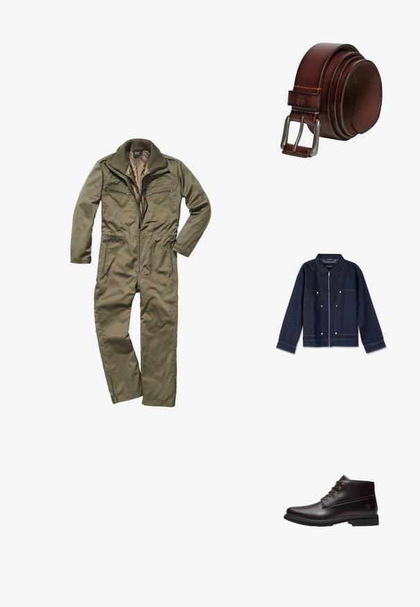 Mørkeblå denimjakke med krave, lynlås i front, to forlapper og hvide trykknapper. Har et mærke indeni.; Oliven grønt jumpsuit lavet af holdbart stof, med lynlås foran, ribbet krave og flere lynlåslommer på brystet og siderne.; Mørkebrun læder snørestøvle til anklen med sort sål og subtilt brandlogo på siden, vist i profil mod en hvid baggrund.; Rullet mørkebrun læderbælte med metal spænde med nål, indgraveret med "SUPERDRY" og synlige syninger nær spændet.