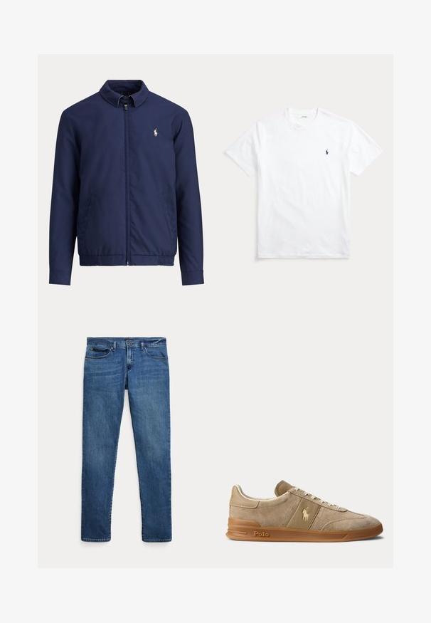 Navyblå lynlåstrøje med krave, elastisk talje, sidelommer og lille hvid rytterlogo på venstre bryst.; Hvid T-shirt med korte ærmer og rund hals med lille navyblåt broderet polo-spiller logo på venstre bryst.; Blå denimjeans med slim fit, der har forlommer, bæltestropper og lukning med knap på hvid baggrund.; Beige ruskind og læder lav-top sneaker med gummisål, hvide snørebånd og Polo-logo på siden og sålen.