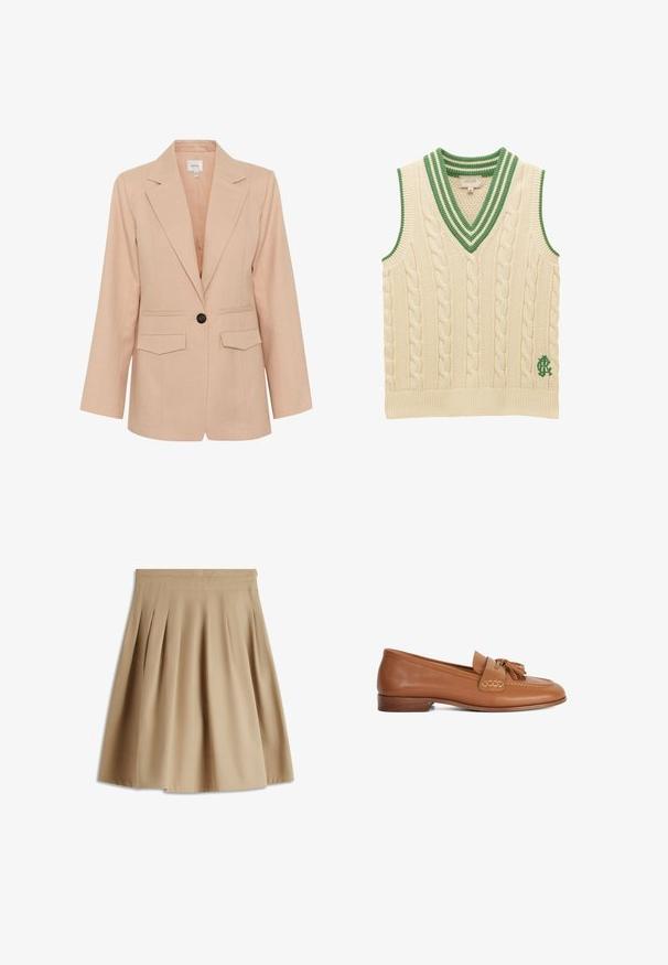 Gestuz MANU - Abrigo corto - rose dust; Chaleco sin mangas de punto con cable en color crema, con escote en V con rayas verdes y logo verde bordado cerca del dobladillo.; Falda plisada beige hasta la rodilla con cinturilla ancha y pliegues tipo caja, hecha de tela lisa, mostrada sobre un fondo blanco.; Mocasines de cuero color cuero con puntera redondeada, que presentan un detalle de borlas en el frente, acentos cosidos y un tacón bajo de madera. Textura de superficie lisa.