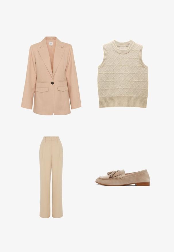 Gestuz MANU - Korte frakker - rose dust; Beige strikket ærmeløs sweater med diamantmønster, ribbet krave og kant, lavet af blødt materiale for komfort. Mærket er synligt indeni.; Beige vidde bukser med høj talje, der har forklaringer foran og bæltestropper. Glat stof med en skrædderlavet, lige pasform.; Beige ruskindslofter med kvastdetalje, syet overdel og lav stablet træhæl.