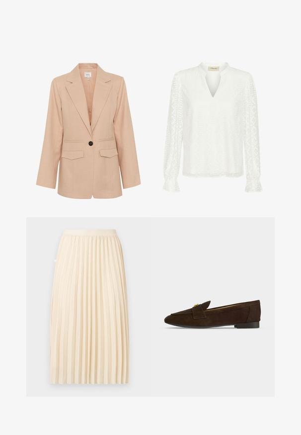 Gestuz MANU - Abrigo corto - rose dust; Blusa blanca de manga larga con escote en V, textura con patrón de diamante intrincado y puños con volantes. Fabricada en tejido ligero.; Falda midi plisada color crema con una cinturilla ajustada, colgando recta contra un fondo liso.; Mocasín plano de ante marrón oscuro con un pequeño tacón y un detalle de metal dorado en la correa superior.