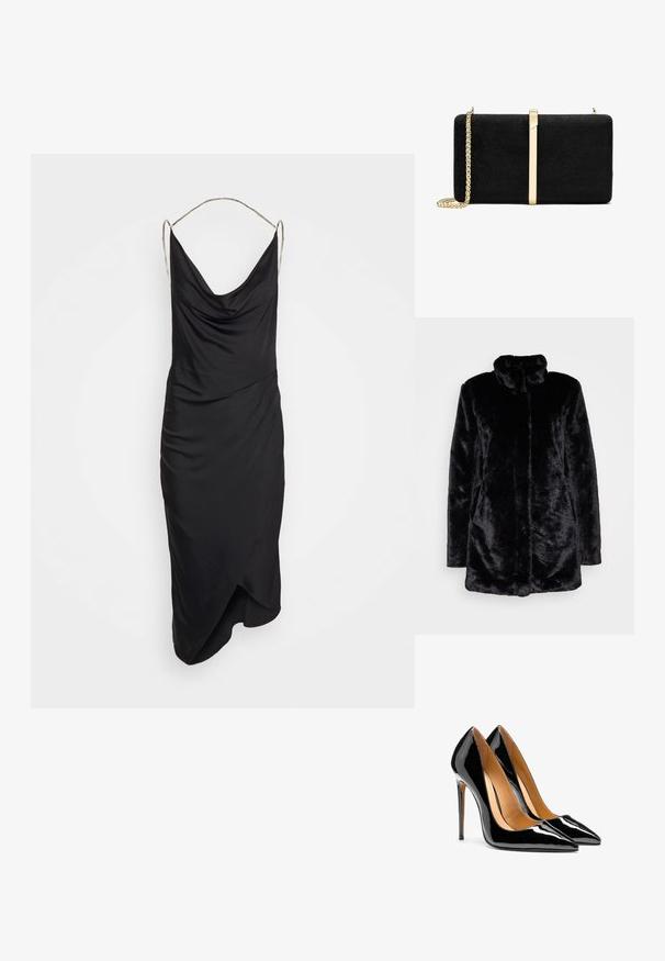 Schwarzer Kunstfellmantel mit hohem Kragen, weichem Bezug, langen Ärmeln und offenen Vorderteil. Keine sichtbaren Verschlüsse.; Et Ochs ILA CHAIN COWL NECK MIDI DRESS - Cocktailkleid/festliches Kleid - black; Paar glänzende schwarze High Heels aus Lackleder mit spitz zulaufender Vorderpartie, Stilettoabsätzen und hellbraunem Innenfutter vor weißem Hintergrund.; Schwarze Wildleder-Clutch mit einer glatten rechteckigen Form, die einen goldenen Metalleinsatz und einen Kettenriemen aufweist.