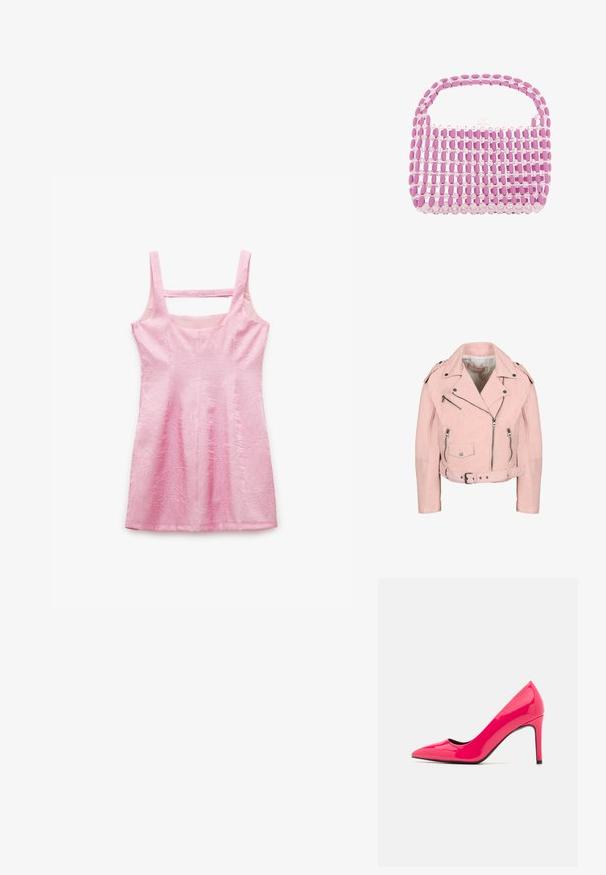 Lichtroze cropped bikerjack met zilveren ritsen, drukknopen, een riem in de taille en schouderepauletten.; Roze mouwloze jurk met een gestructureerde stof, rechte halslijn en vierkante uitsnede aan de achterkant. Heeft een getailleerde pasvorm en een zoom tot op de knie.; Felroze patenten leren hoge hakkenpomp met een spitse neus en een slank silhouet, met een dunne stiletto hak en een zwarte binnenkant.; Kleine handtas gemaakt van afwisselende rijen roze ovale en doorzichtige ronde kralen met een kralenhandvat en sluiting.