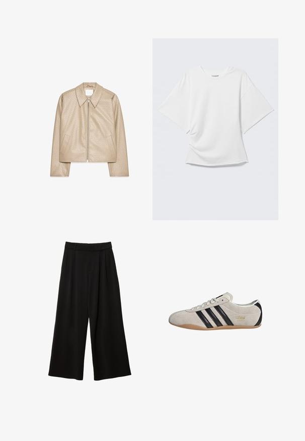 Beige cropped Jacke aus strukturiertem Kunstleder, mit großem Kragen, Frontreißverschluss und zwei seitlichen Taschen.; Weißes kurzärmeliges Oversized T-Shirt mit Rundhalsausschnitt, dargestellt vor hellem grauem Hintergrund.; Schwarze Hose mit weitem Bein, hohem Bund, Vorderfalten, Gürtelschlaufen und lockerem Schnitt.; Wildledersneaker mit grauem Obermaterial, schwarzen Streifen und einer Gummisohle. Verfügt über einen Schnürverschluss und ein goldfarbenes Logodetail an der Seite.