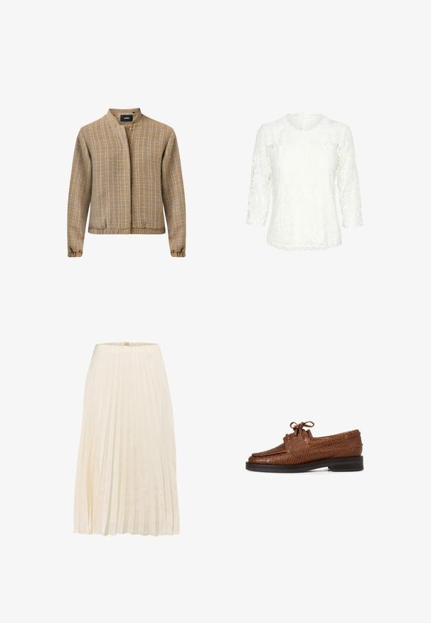 Lichtgewicht, getextureerde jacket in een warme goudbruine tint met een mandarin-kraag, knoopsluiting en elastische manchetten.; Witte kanten blouse met driekwart mouwen, met gegolfde randen aan de halslijn, mouwen en zoom, met een bloemig kanten patroon over het geheel.; Plissérrok in crèmekleurige stof, met verticale plooien en een gladde textuur, met een middenlange vorm en een eenvoudige tailleband.; Bruine leren herenschoenen met veters, voorzien van een gestructureerd slangenhuidpatroon en donkere zool, zijaanzicht op witte achtergrond.