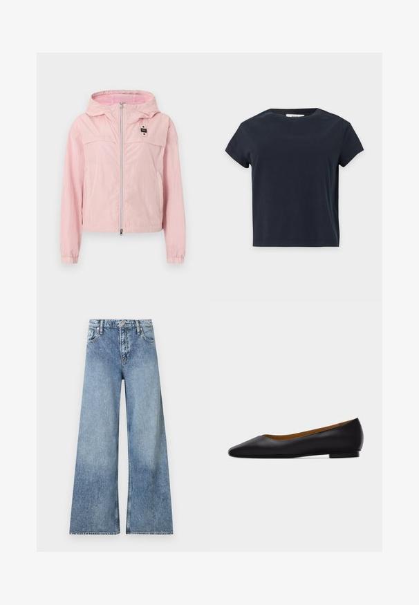 Veste coupe-vent à capuche rose clair avec fermeture éclair à l'avant, poignets élastiques, doublure en mesh dans la capuche, et une petite étiquette noire sur la poitrine.; T-shirt noir uni à manches courtes et col rond avec un ourlet droit sur un fond gris clair.; Jean denim bleu clair à jambes larges avec poches avant, passants pour ceinture, fermeture à bouton et détails délavés.; Chaussure plate en cuir noir à bout pointu avec talon bas et finition lisse, vue de côté sur un fond gris clair.