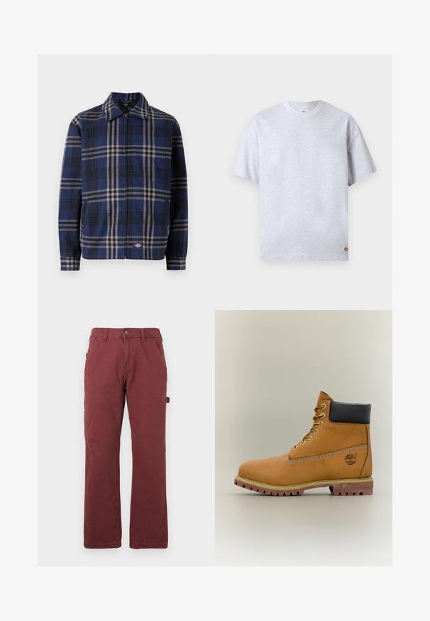 Rutet jakke i navy, sort og beige. Har krave, frontlynlås og elastiske manchetter med et logo på den nederste del.; Enkelt lysegråt T-shirt med korte ærmer og rund hals, med en lille rektangulær logo-tag nederst ved højre kant.; Herre lige ben arbejdsbukser i mørkerød med forlommer, bæltestropper, knap, lynlås lukning og en sidelomme til værktøj.; Brun læderankelstøvle med sort krave, gule snørebånd og tanfarvet sål. Har logo og hvide syninger som detalje. Robust ydersål med greb.
