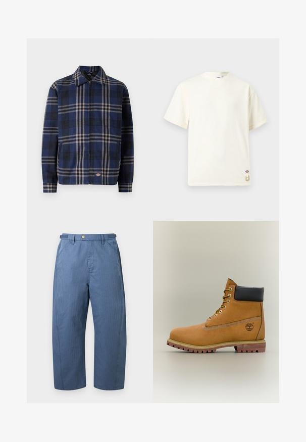 Geruite jas in marineblauw, zwart en beige. Beschikt over een kraag, een ritssluiting aan de voorkant en elastische manchetten met een logo aan de onderzijde.; Effen off-white korte katoenen T-shirt met ronde hals, klein logolabel en beige koorddetail nabij de onderzoom.; Blauwe broek met wijde pijpen, voorvakken, ceintuurlussen en een knoopsluiting in de taille, gefotografeerd tegen een effen achtergrond.; Bruine leren enkellaars met zwarte kraag, gele veters en een zandkleurige zool. Voorzien van een logo en witte stikseldetails. Robuuste loopzool met grip.