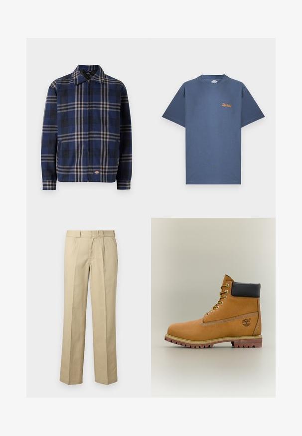 Geruite jas in marineblauw, zwart en beige. Beschikt over een kraag, een ritssluiting aan de voorkant en elastische manchetten met een logo aan de onderzijde.; Blauw T-shirt met korte mouwen en ronde hals, met een klein oranje "Dickies" logo op de linkerborst, getoond op een witte achtergrond.; Beige rechte jurkbroek met riemlussen, voorplooien en zijzakken op een effen achtergrond.; Bruine leren enkellaars met zwarte kraag, gele veters en een zandkleurige zool. Voorzien van een logo en witte stikseldetails. Robuuste loopzool met grip.