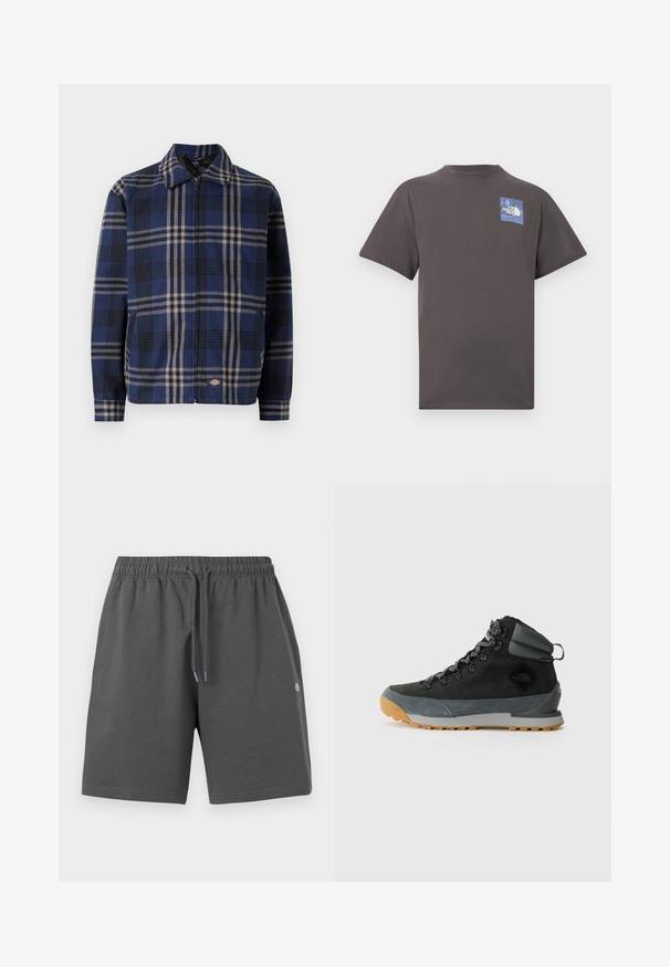 Geruite jas in marineblauw, zwart en beige. Beschikt over een kraag, een ritssluiting aan de voorkant en elastische manchetten met een logo aan de onderzijde.; Donkergrijs T-shirt met korte mouwen en een klein blauw-wit The North Face-logo op de linkerborst.; Grijze korte broek van zachte stof met een elastische tailleband en verstelbare trekkoord. Heeft een eenvoudig ontwerp zonder zakken of patronen.; Zwarte hoge wandelboots gemaakt van gestructureerd suede en synthetische materialen, met grijze accenten, een robuuste rubberen zool en grijze veters.