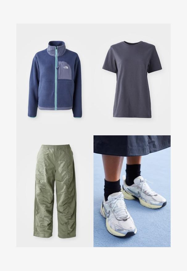 Fleece-Jacke in Dunkelblau mit hohem Kragen, Frontreißverschluss und hellblauen Akzenten. Verfügt über eine Brusttasche mit Logodetail.; Kurzärmliges T-Shirt aus dunkelgrauer Baumwolle, mit Rundhalsausschnitt, glatter Textur, geradem Saum, ohne sichtbare Muster oder Hardwaredetails.; Olivgrüne, leichte Hose mit elastischem Bund, die an den Seiten eine geraffte Struktur und einen weiten Beinabschluss aufweist.; Weiße und silberne Nike-Sneaker aus Mesh-Gewebe, mit reflektierenden Akzenten und einer beigen Sohle. Getragen mit schwarzen Socken und stehend auf einer blauen Fläche.