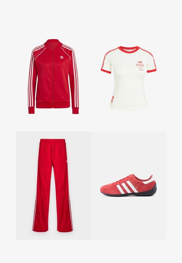Rode ritsjackets van gladde stof, met witte driekleurige accenten op de mouwen en een klein wit logo op de borst.; Wit T-shirt met korte mouwen, rode kraag, mouwzoom, strepen en Coca-Cola-logo op de borst en onderzijde.; Rode sportieve broek met een losse pasvorm, elastische tailleband, twee zijzakken en witte zijstrepen. Gemaakt van glad, synthetisch materiaal.; Rode suède sportschoen met wit ontwerp van drie strepen, zwarte rubberen zool en minimalistische vorm. Gouden logodetail aan de zijkant.