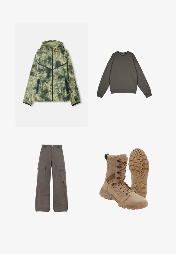 Camouflagejack met een capuchon, gemaakt van een waterafstotende stof in verschillende tinten groen, gecombineerd met zwarte accenten en ritszakken.; Pegador LOGO - Trui - anthracite; Cargo broek in donkergrijs katoen met wijdere pijpen, meerdere zijzakken en stikdetails. Voorzien van een sluiting met knoop aan de voorkant.; Tan tactische laars met veterontwerp tot aan de enkel en stevige rubberen zool, één laars rechtopstaand en één die het profielpatroon toont.