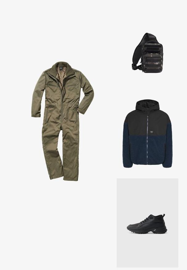 Veste à capuche avec une couche extérieure noire lisse et une section inférieure en polaire bleu marine texturé, dotée d'une fermeture éclair à l'avant et de poches latérales.; Combinaison olive en tissu résistant, avec un zip sur le devant, un col côtelé et plusieurs poches zippées à la poitrine et sur les côtés.; Chaussures de sport noires en matériau synthétique. Dotées d'un col rembourré, d'un embout rond, d'une semelle extérieure robuste avec traction, et d'un détail avec le logo de la marque.; Sac tactique compact camouflage noir et gris avec plusieurs compartiments zippés et une bandoulière rembourrée réglable.