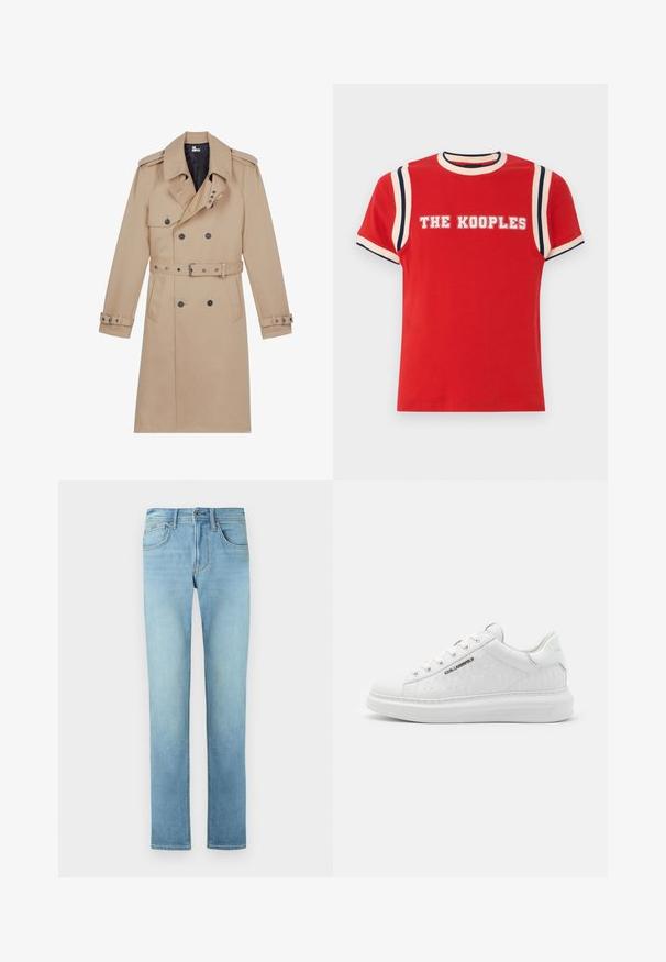 Beige trenchcoat lavet af glat stof, med dobbeltradet front, brede klapper, bæltestrop i taljen og knapmanchetter.; Rød bomulds t-shirt med ribbet rund halsudskæring, hvide og navy stribede detaljer på skuldrene, og "THE KOOPLES" trykt i fede hvide bogstaver.; Lyseblå jeans med lige ben lavet af denim, med fem lommer, lynlås foran og subtil falmning, der viser en glat tekstur.; Hvide sneakers lavet af glat læder med prægede mønstre. Har rund tå, snørebånd foran og struktureret sål. Sølvlogo detalje på siden.