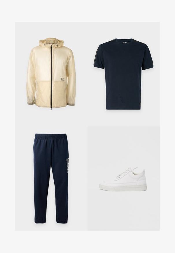 Lichte beige windbreaker jack met capuchon, voorzien van een volledige rits aan de voorkant, elastische manchetten en een geborduurd logo aan de linkerkant.; Donkerblauw T-shirt van katoen met korte mouwen, ronde halslijn en gestructureerde schouderaccenten. Logo op de onderste linkerkant.; Marineblauwe trainingsbroek met een elastische tailleband, taps toelopende pijpen en een wit logo aan de zijkant. Gladde stof met een lichte textuur.; Witte leren sneaker met een afgeronde neus, platte zool en veters aan de voorkant. Voorzien van stikseldetails en een gevoerde kraag voor comfort.