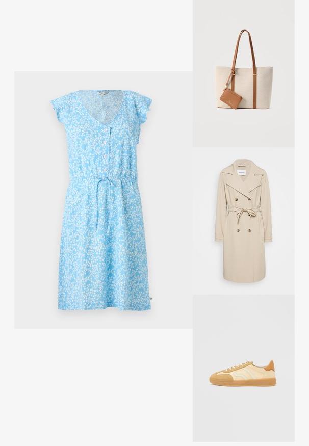 Beige trenchcoat van een gladde stof. Heeft een dubbelzijdige voorkant, brede revers, een ceintuur in de taille en zijzakken.; Blauwe bloemenjurk met een V-hals, korte vlindermouwen, knoopsluiting aan de voorkant en een strikceintuur. De stof heeft een subtiel textuurpatroon.; TAN en crèmekleurige sneakers van suède en leer, met rubberen zolen, drie strepen en een bruin hielaccent.; Beige canvas tas met lange bruine leren hengsels en een klein, aangehecht bruin leren ritsvakje.